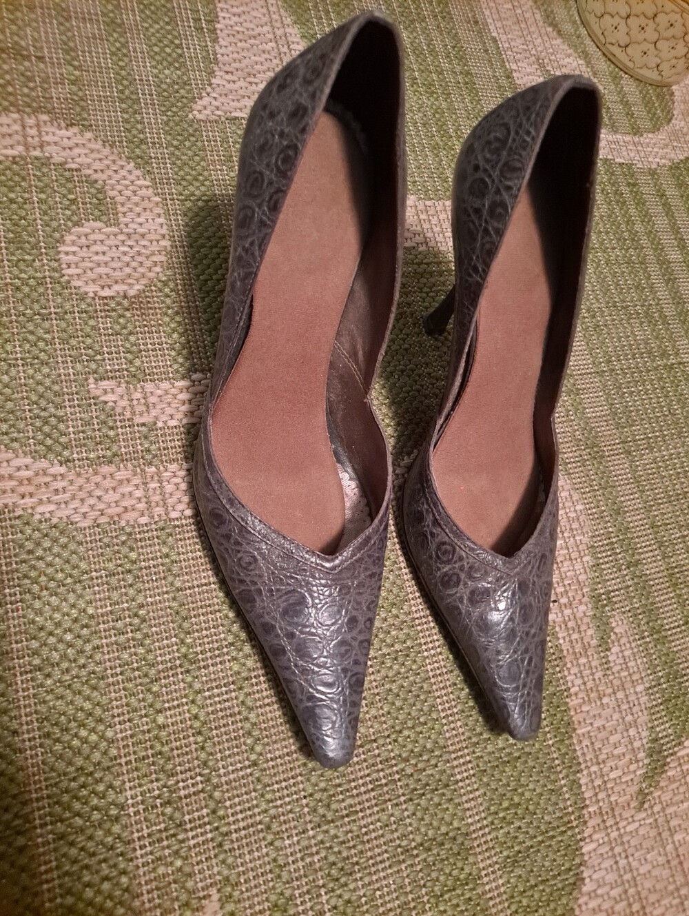 Classic Pointed-Toe Women's Pumps in Metallic Gray
